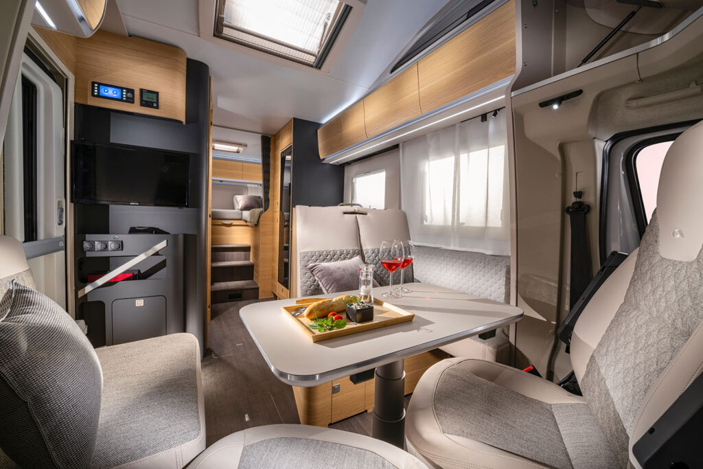 adria coral xxl salón y cuarto principal