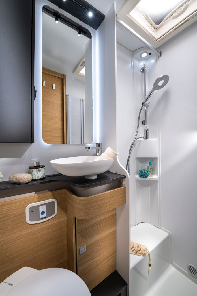 baño de autocaravana adria coral