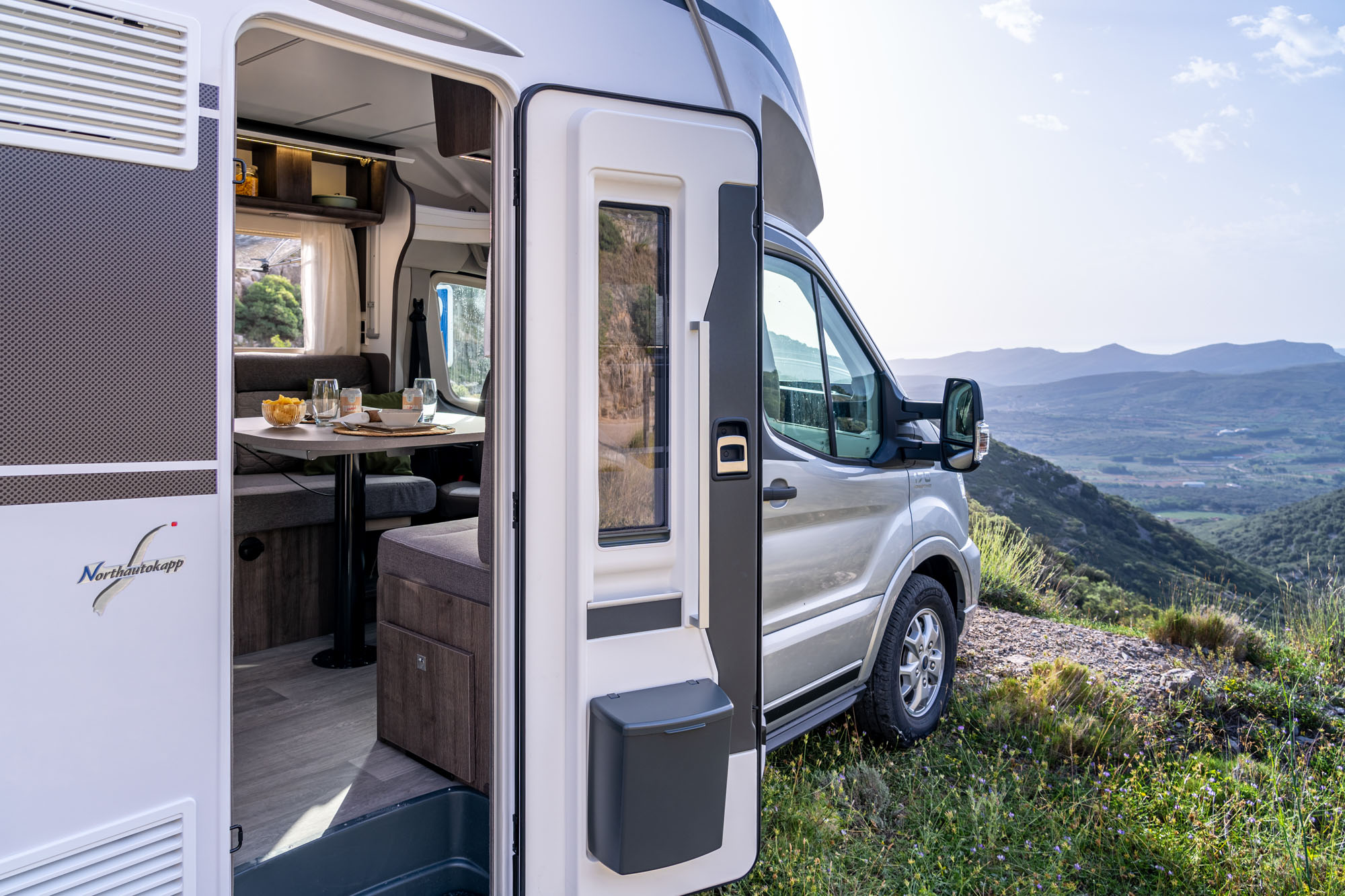 Benimar Tessoro 497: Autocaravana perfilada ideal para familias y parejas