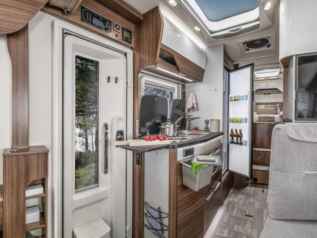 vista de cocina e interior de hymer autocaravana